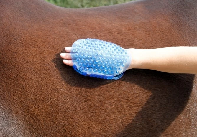 Магнитная массажная расческа, цвет розовый