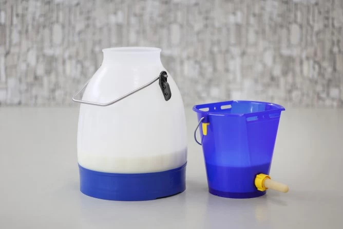 Ведро для поения телят 8л, голубое прозрачное