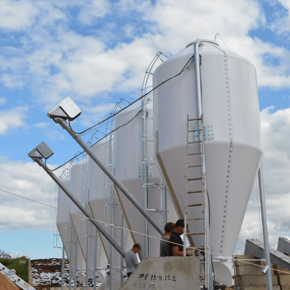 Бункер для корма из стеклопластика
