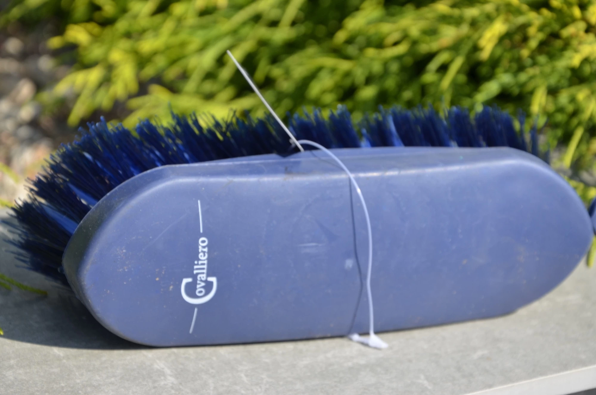 Щетка пластмассовая Brush&Co 20,5 см с длинным волосом, темно-синяя