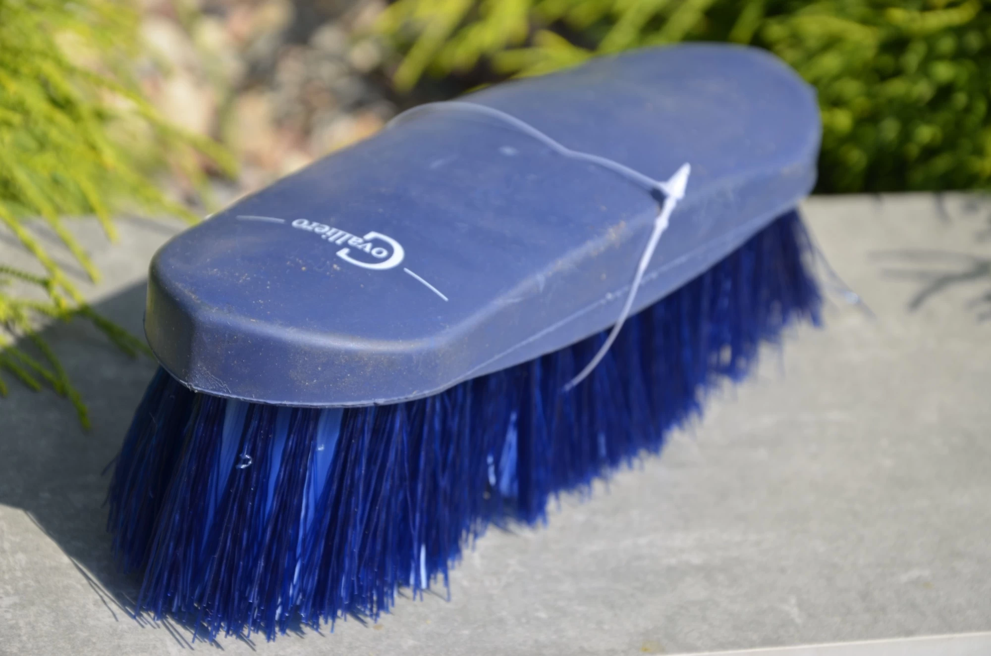 Щетка пластмассовая Brush&Co 20,5 см с длинным волосом, темно-синяя