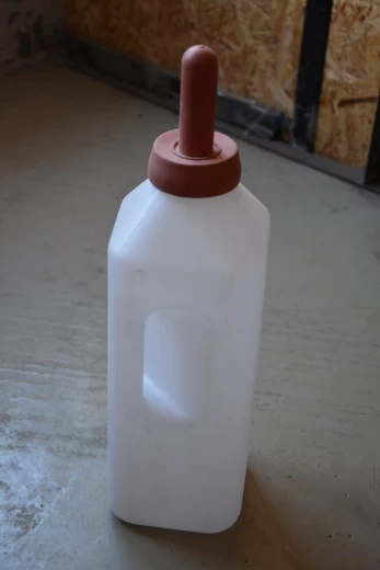 Бутылка с соской для выпойки телят, 3 литра